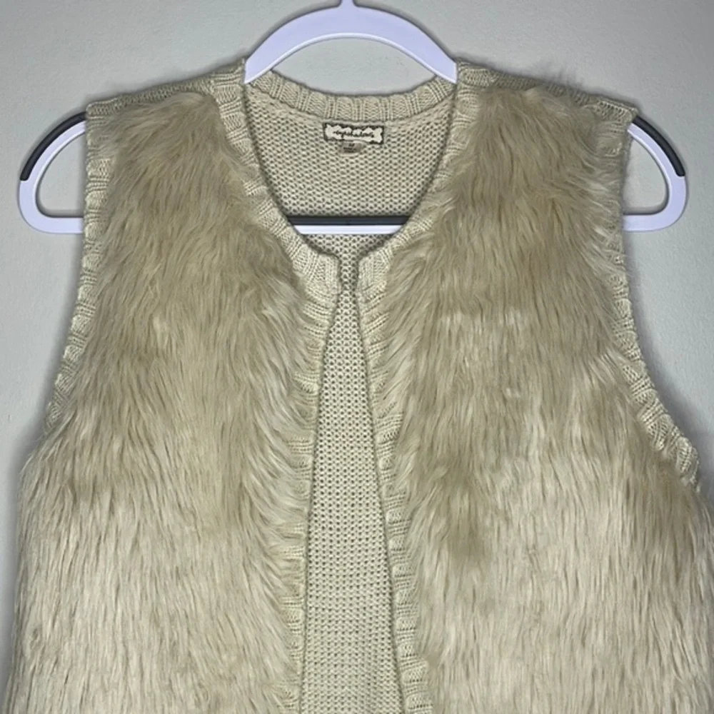 Eyeshadow Size M Ivory Faux Fur Crochet Knit Sleeveless Open Front Cozy Vest - Picture 3 of 8